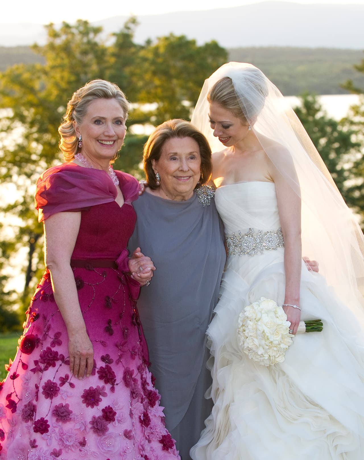 Este viaje estilístico por los riesgos más emblemáticos que ha tomado respecto a la moda la candidata presidencial, tenía que incluir el vestido fucsia en degradé que le diseñó Oscar de la Renta para asistir a la boda de su hija, Chelsea Clinton. El vestido, de corte princesa casi amenaza con robarle el protagonismo al de la novia creado por Vera Wang. Quizás algunos concluyan que lo mejor es que apueste siempre por sastre pantalón.
