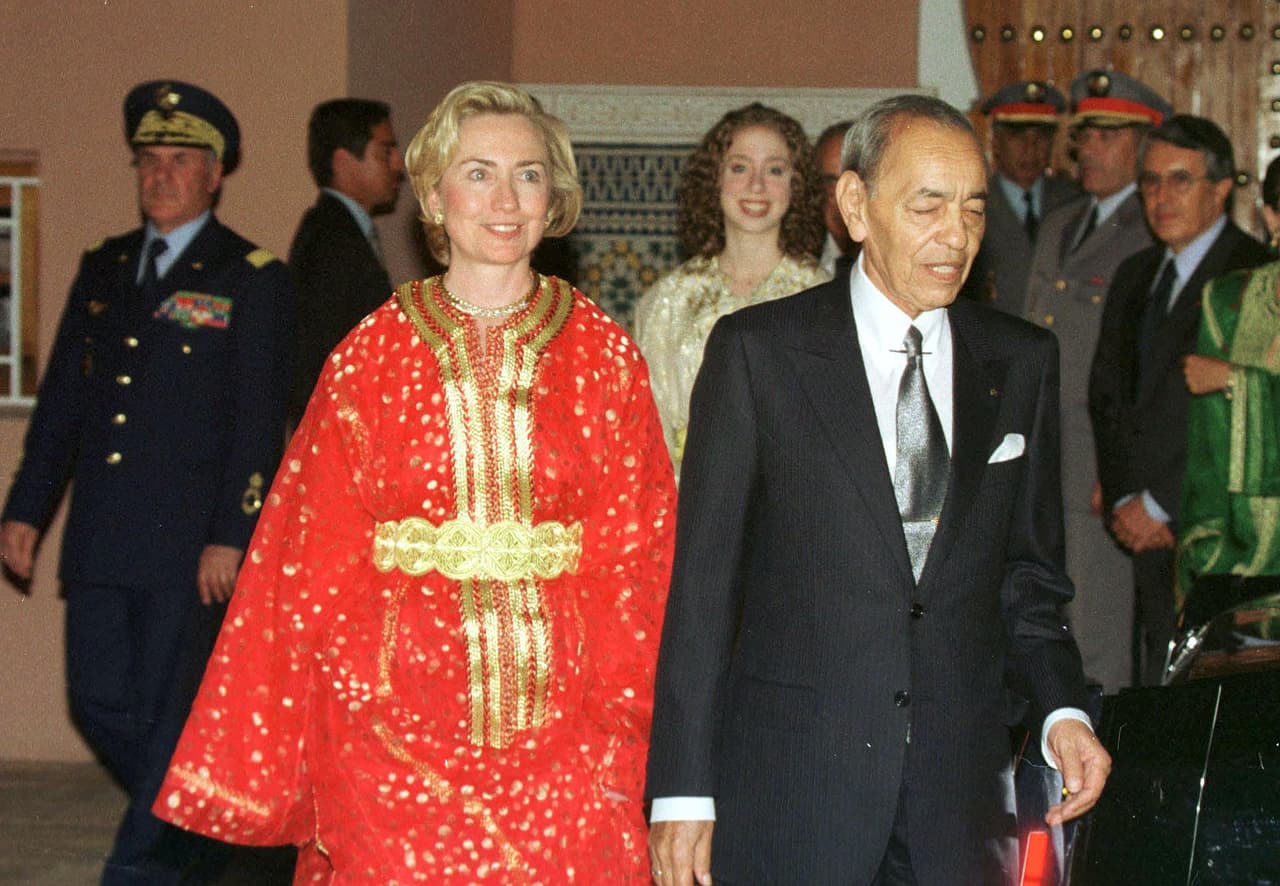 Este es quizás uno de esos momentos que todos recuerdan de Hillary. Lejos de su zona de confort, la entonces primera dama apostó por un kaftan rico en bordados en rojo y dorado con el que visitó al Rey Hassan II, en Marruecos. La política exterior, también se jugaba en la escogencia de sus vestidos. Este era claramente un guiño de amistad entre países.