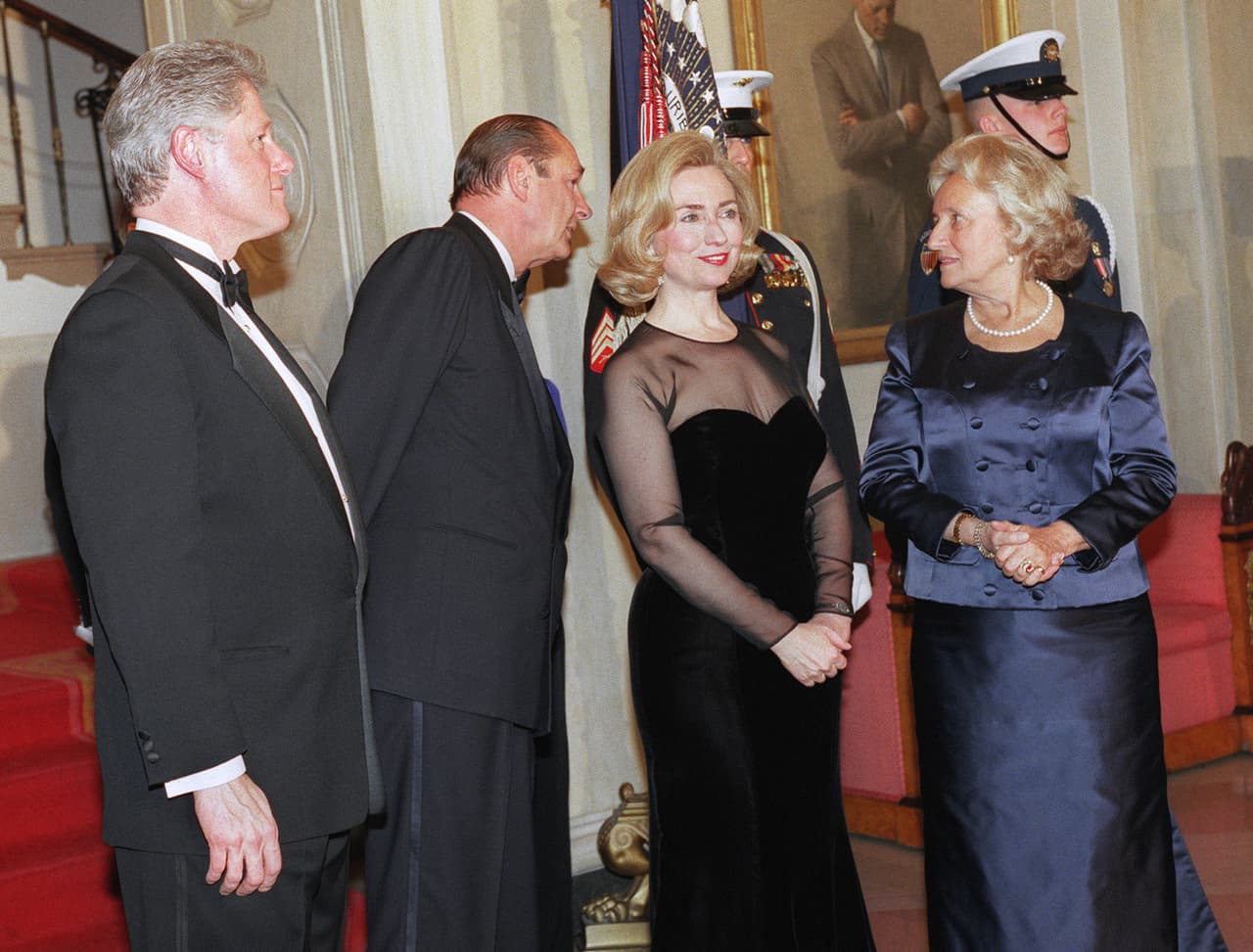 Ahora que los menesteres de la política y su carrera para ser presidente la tienen más ocupada de los asunto de estado que de los de su estilo, cuesta recordar esos toques ultra femeninos y hasta arriesgados que escogía Hillary en su rol como primera dama. Aquí con un vestido de trasparencia y escote tipo corazón que usó para la cena con el presidente francés, Jacques Chirac, en la Casa Blanca, en 1996.