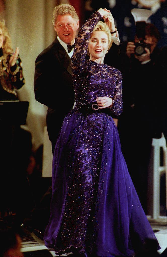 Cómo no empezar este listado con ese recordado vestido de seda y pedrería morada tan característico de la década de los 90, diseñado por Sarah Phillips, que usó Hillary Clinton en 1993 en el baile inaugural del recién elegido presidente, Bill Clinton.