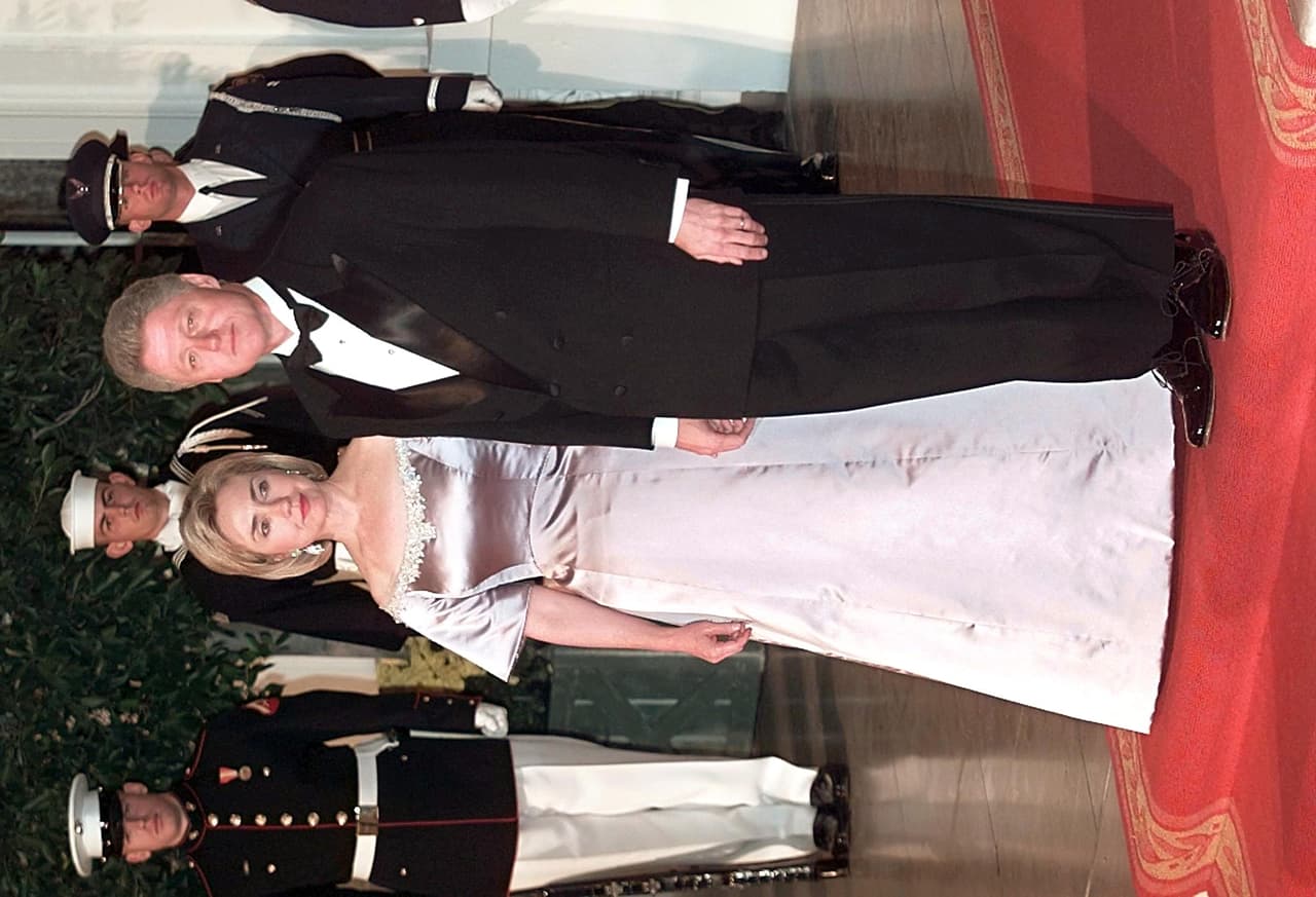 Sin tener un estilo muy definido que la hiciera memorable es sus apuestas de moda, Hillary Clinton en su faceta de primera dama siempre eligió tonos pasteles y siluetas clásicas. Sus mayores riesgos siempre los tomaba en el terreno de los hombros. Aquí con un vestido off-shoulder que usó en 1997 para recibir al entonces presidente chino, Jiang Zemin en la Casa Blanca.