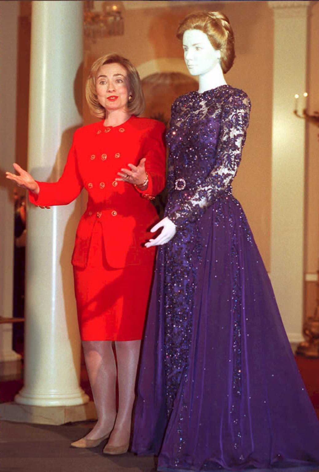 Ese vestido de intenso morado trascendió a la historia una vez que la entonces primera dama lo donó a la First Lady Collection, del Museo Smithsonian. En ese evento, en 1995, sorprendió con un sastre rojo de abotonadura y de largo Chanel (a media rodilla) que combinó perfecto con su lipstick.