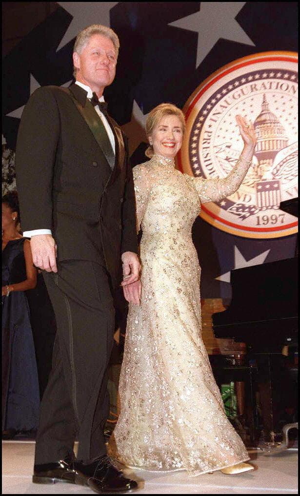 Otro de los momentos emblemáticos de Hillary Clinton fue en 1997, en el segundo baile al que asistía para la posesión de su esposo como presidente de los Estados Unidos. Diseñado por Oscar de la Renta, el vestido tenía una capa dorada de seda que invocaba los aires de Jackie Kennedy, aunque la crítica no la celebró. Sin la capa, el vestido de encaje y manga larga lucía mucho más refinado y cómodo.