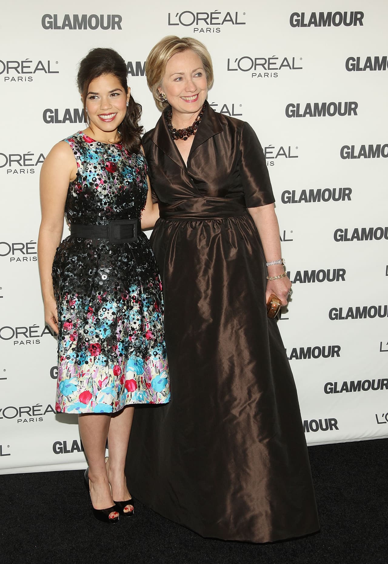 Comprometida como siempre ha sido por empoderar a las mujeres, la senadora Hillary Clinton asistió a los premios Mujeres del año 2008 de la revista Glamour, vestida con un traje que es quizás uno de los que mejor se ha ajustado a su silueta en sus últimas tiempos: un 'wrap dress' berenjena con el que se retrató al lado de la actriz, America Ferrara.