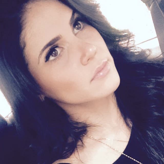 Fue en 2015 que la artista obtendría su primer papel en la telenovela 'A que no me dejas', como una villana recurrente. Al año siguiente, Eva participaría en 'Simplemente María'.