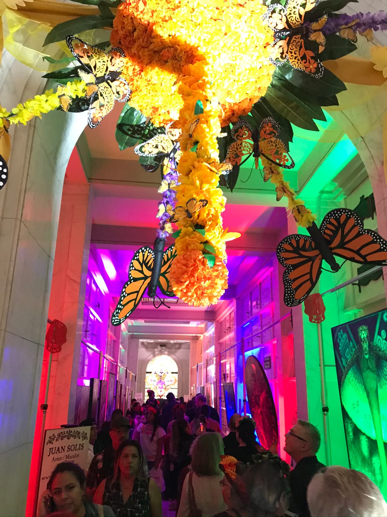 ¿Alguna vez te imaginaste ver una exposición de arte en un lugar como este?