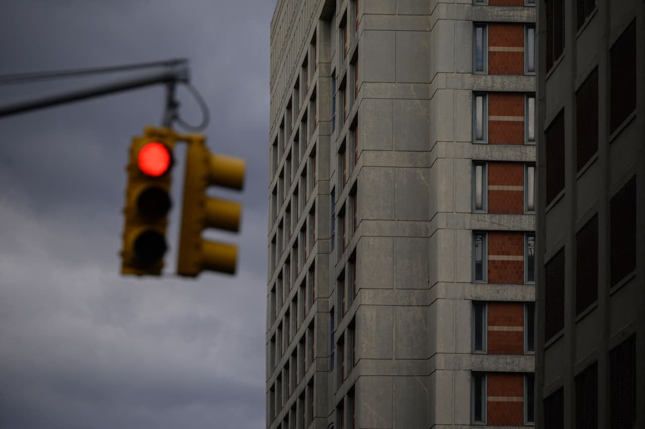 Las condiciones de vida dentro del MDC Brooklyn han sido descritas como deplorables. Los detenidos se quejan de la falta de mantenimiento, con más de 700 solicitudes de reparación pendientes. Además, se han reportado problemas de infraestructura, como el corte de energía que duró una semana en 2019, lo que provocó disturbios entre los reclusos que temblaban de frío.