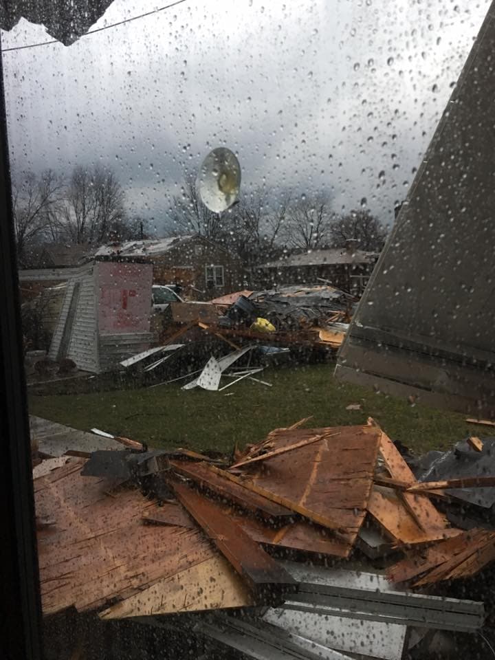 Un hogar de ancianos del condado de LaSalle en Ottawa también fue golpeado por un tornado, pero no se reportaron lesiones graves.