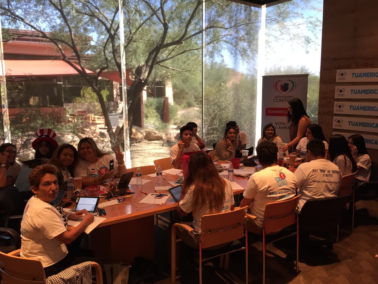 Voluntarios guían a los votantes en Arizona