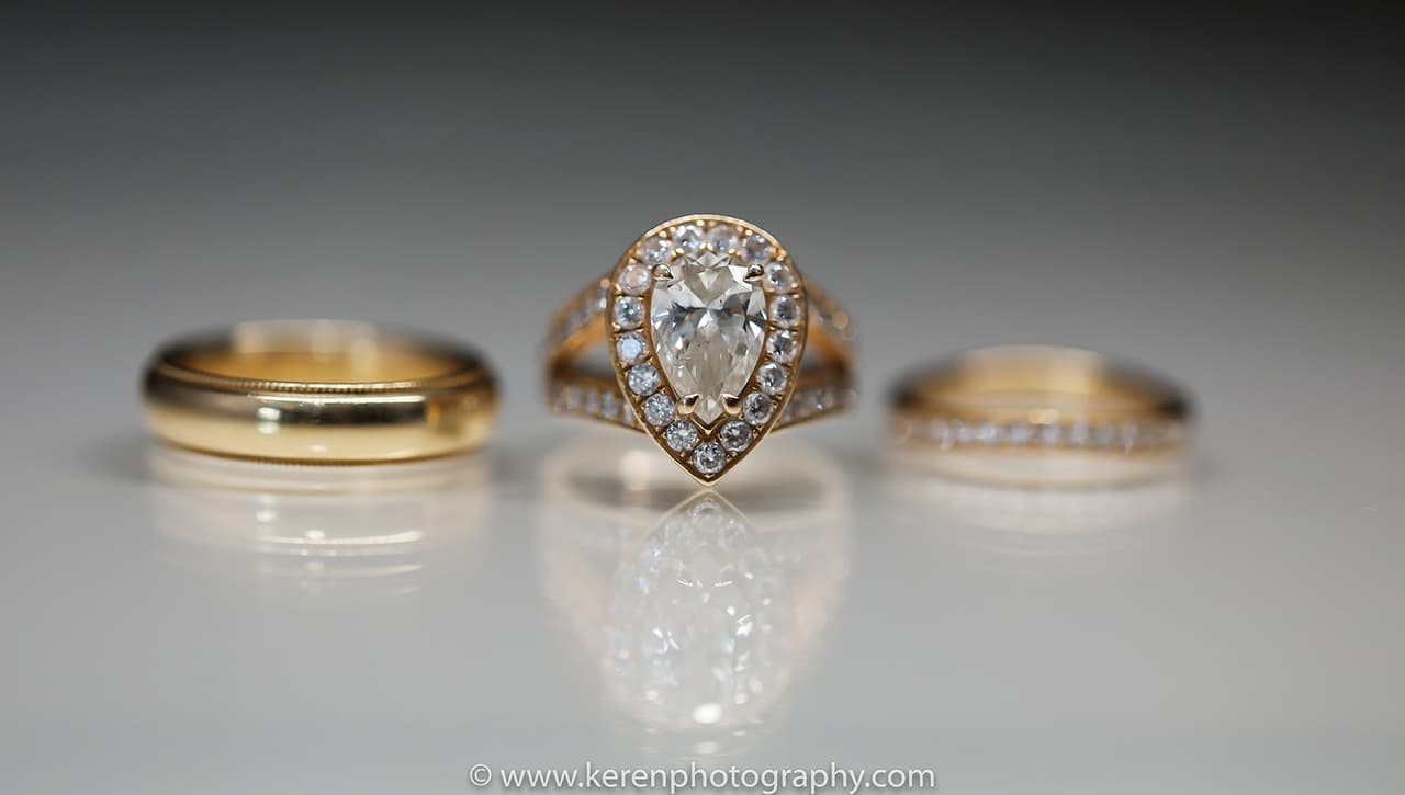 Aquí vemos las alhajas que ahora los identifican como esposos.