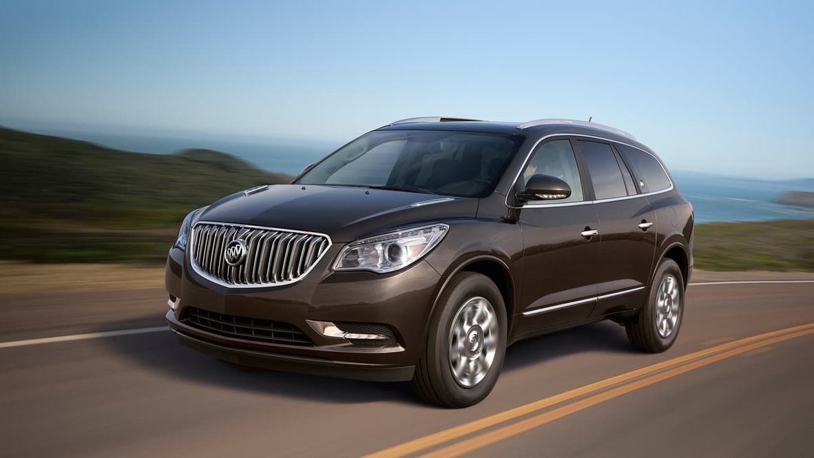 1. 
<b>Buick Enclave</b>: La crossover grande de Buick es el más estadounidense de todos los vehículos que se fabrican en el mundo. Su estilo elegante e inofensivo la ha convertido en una de las grandes favoritas del público adepto a este tipo de camioneta.
<br>
<br>El pasado mes de abril 
<b><a href="http://www.univision.com/noticias/auto-show-de-nueva-york/nueva-york-2017-con-la-nueva-enclave-2018-buick-espera-cambiar-el-mundo-de-las-crossovers-de-lujo" target="_blank">conocimos a su subtituta</a></b> basada en una versión alargada de la platadorma C1XX y por lo que pudimos apreciar su popularidad no se verá afectada por el cambio de modelo. La nacionalidad del nuevo modelo, que será construido en el estado de Michigan, tampoco debería sufrir ningún cambio.