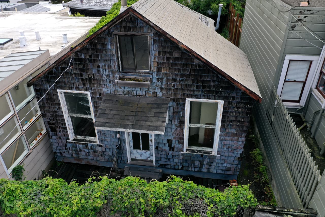 Entre la sorpresa y la indignación, muchos se preguntan cómo esta "pocilga" ubicada en San Francisco puede alcanzar un precio de venta en el mercado de $2.5 millones.