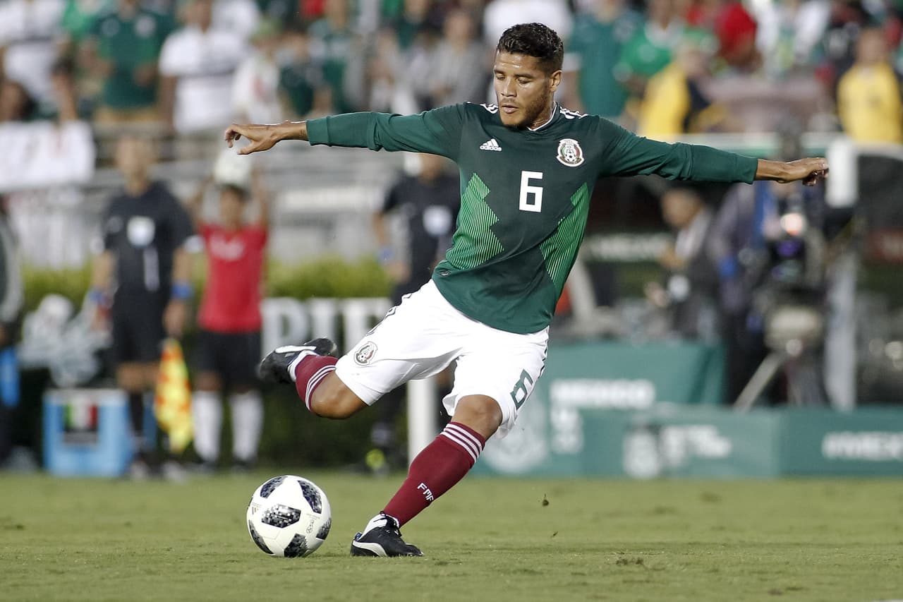 JONATHAN DOS SANTOS 
<br>Se colocó como mediocampista interior por derecha en la posición de Héctor Herrera y mostró solvencia al darle circulación al balón, pues goza de buena recuperación y gran técnica. Parece seguro en la lista por su despliegue físico y golpeo de media distancia.
<br>
<i>Calificación 7</i>