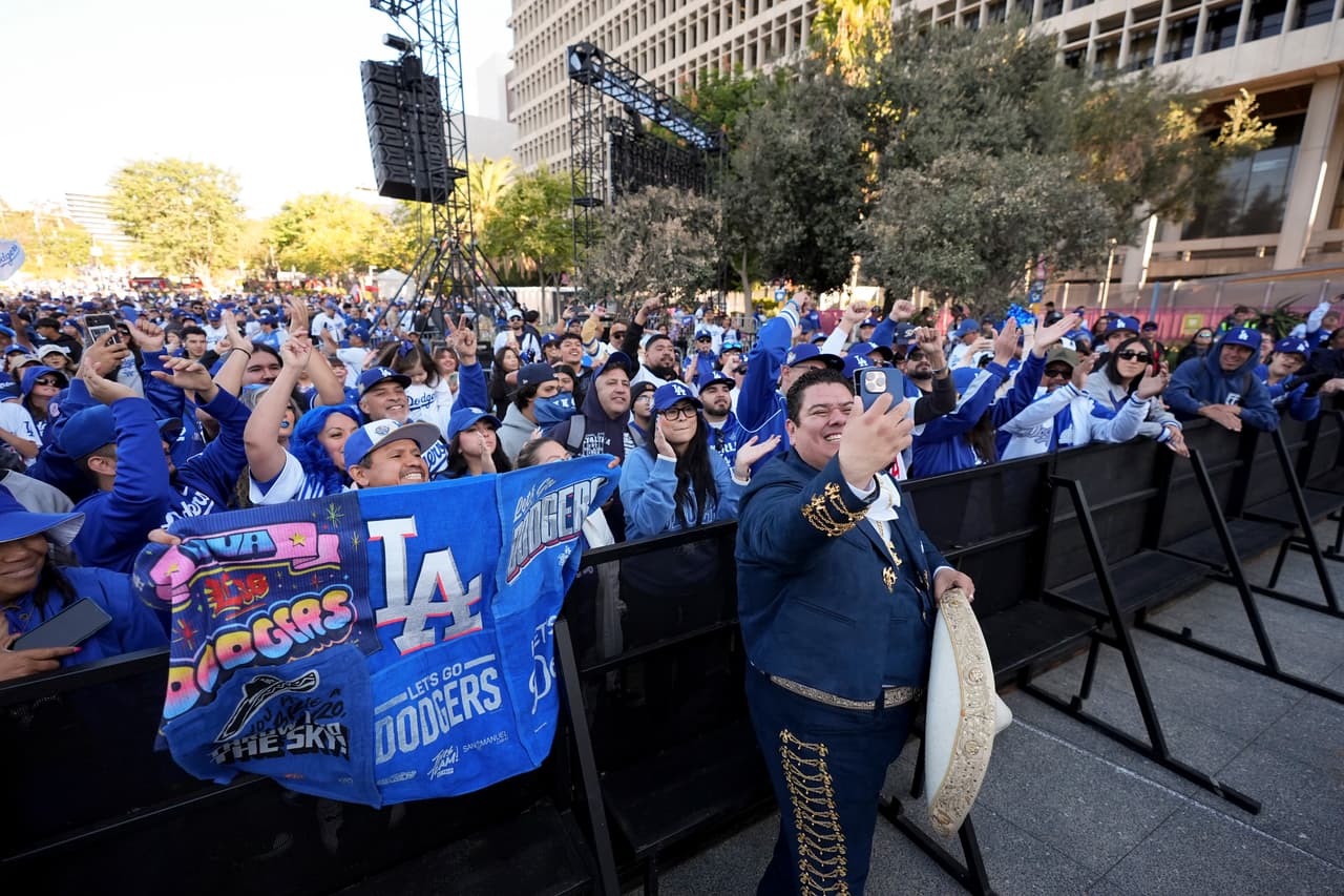 Los autobuses que llevan al equipo llevará el trofeo de la Serie Mundial primero a la Alcaldía de los Ángeles, donde celebrarán con funcionarios del ayuntamiento, para
<b> luego dirigirse al Dodger Stadium, en donde el festejo continuará esta tarde. </b>
<a href="https://www.univision.com/local/los-angeles-kmex/aficionados-celebran-titulo-angeles-dodgers-serie-mundial-fotos" target="_blank">Los aficionados de Los Ángeles Dodgers han estado celebrando desde el miércoles por la noche. </a>