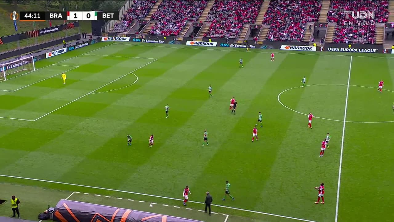 ¡TIRO ATAJADO! disparo por Álvaro Fidalgo.