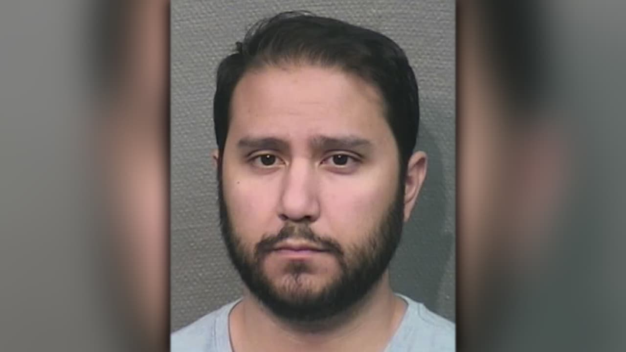 Acusan de tres cargos de bestialismo a hombre señalado de ofrecer servicios sexuales con sus perros en internet