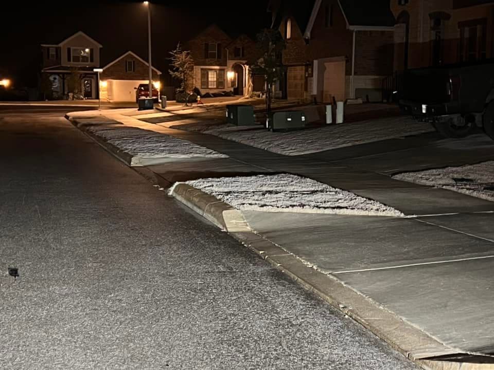 Usuarios de Repórtalo salieron a las calles para registrar hielo, ligeras capas de nieve o incluso copos cayendo ante la entrada de este frente ártico al centro de Texas. 
<br>
<br>Te traemos una recopilación de estos reporteros ciudadanos.
<br>
<br>Luisa Argentina Escamilla nos envió esta imagen de cómo amanecieron los frentes de unas viviendas de su vecindario, en Boerne, Texas.