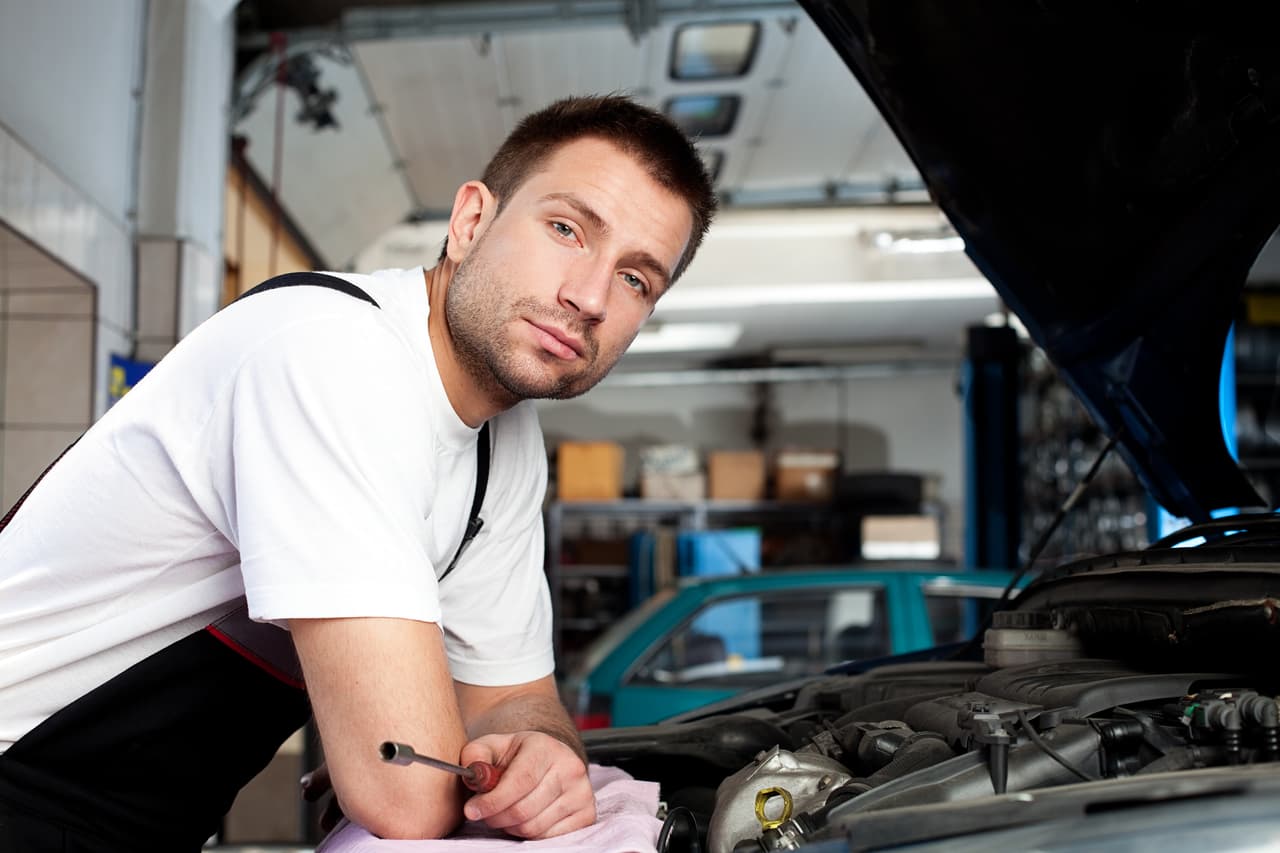 <b>Auto en buenas condiciones</b>
<br>Obviamente, el coche debe de estar siempre en las mejores condiciones mecánicas posibles. Si vives en zona de riesgo, debe realizarle inspecciones mecánicas a menudo.