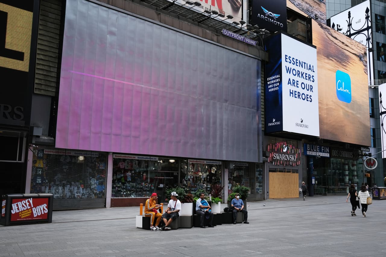 Según el plan de reapertura, en la fase 2 se permitirá la operación de restaurantes al aire libre, algunas tiendas, peluquerías, firmas inmobiliarias y oficinas con distanciamiento social y restricciones de capacidad.