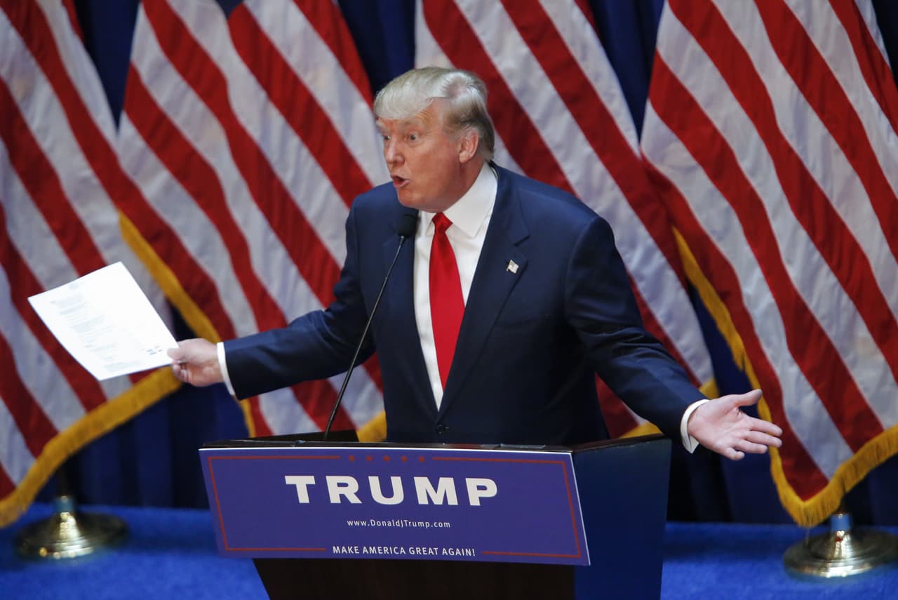 <b>El ataque inicial.</b> "Cuando México envía su gente, no envían a los mejores, envían gente que tienen muchos problemas", dijo Donald Trump al anunciar su incorporación a la carrera presidencial. Los inmigrantes mexicanos
<b><a href="http://www.univision.com/noticias/trump-califica-a-inmigrantes-mexicanos-de-violadores-y-criminales-en-su-discurso">"traen drogas, crimen, son violadores </a></b>y, supongo que algunos, son buenas personas", añadió. 16 de junio de 2015.
<br>