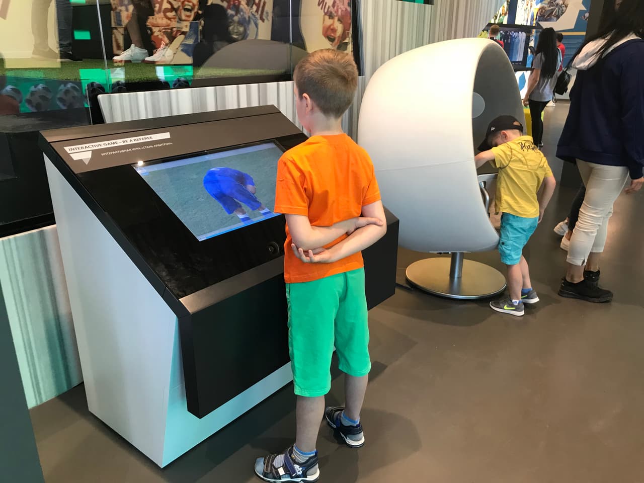 Los niños también son captados por la exposición que en algunos de sus puntos también es interactiva para repasar la historia.