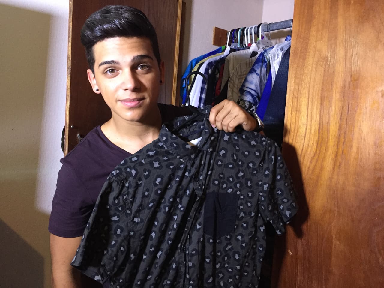 A Fabyán siempre le encontraremos las camisetas de manga corta.