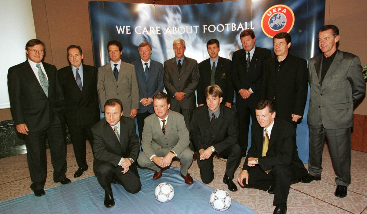 Sexto de izquierda a derecha entre los que están de pie, Ángel María Villar lleva involucrado con la directiva de la UEFA durante mucho tiempo y eso también lo ha hecho influyente a nivel mundial.