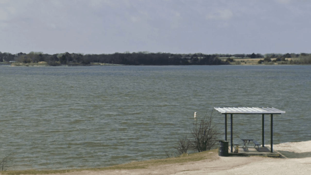 Buscan a adolescente posiblemente ahogado en el Lago Waxahachie