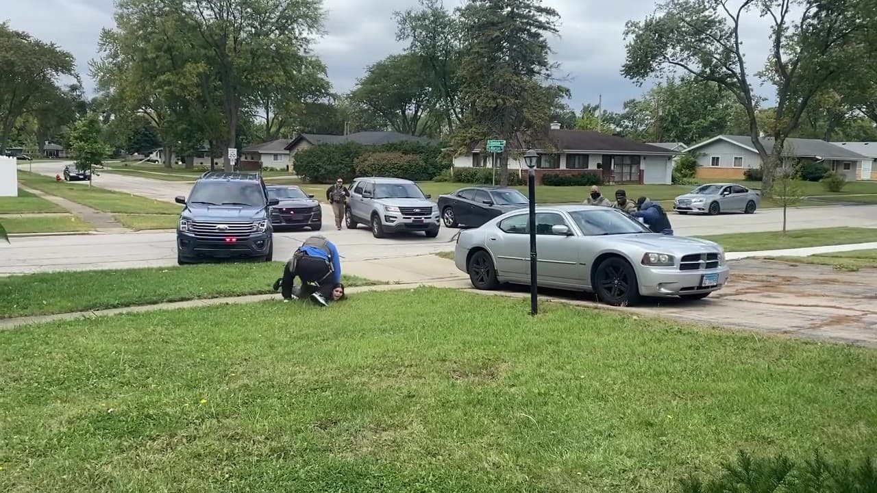 Evelyn asegura que
<b>solo intentaba alertar a su comunidad</b> sobre la presencia de
<b> <a href="https://www.univision.com/local/chicago-wgbo/15-detenidos-durante-protesta-frente-al-centro-de-ice-en-broadview" target="_blank">agentes federales</a>. </b>Lo que comenzó como un gesto de valentía, terminó en una experiencia marcada por el miedo, el llanto y el trauma.
<br>
<br>“Ah, mi novio tiene miedo también. Mi amiga tiene miedo. Todos están en mucho dolor. También”, dijo entre lágrimas Evelyn.
<br>