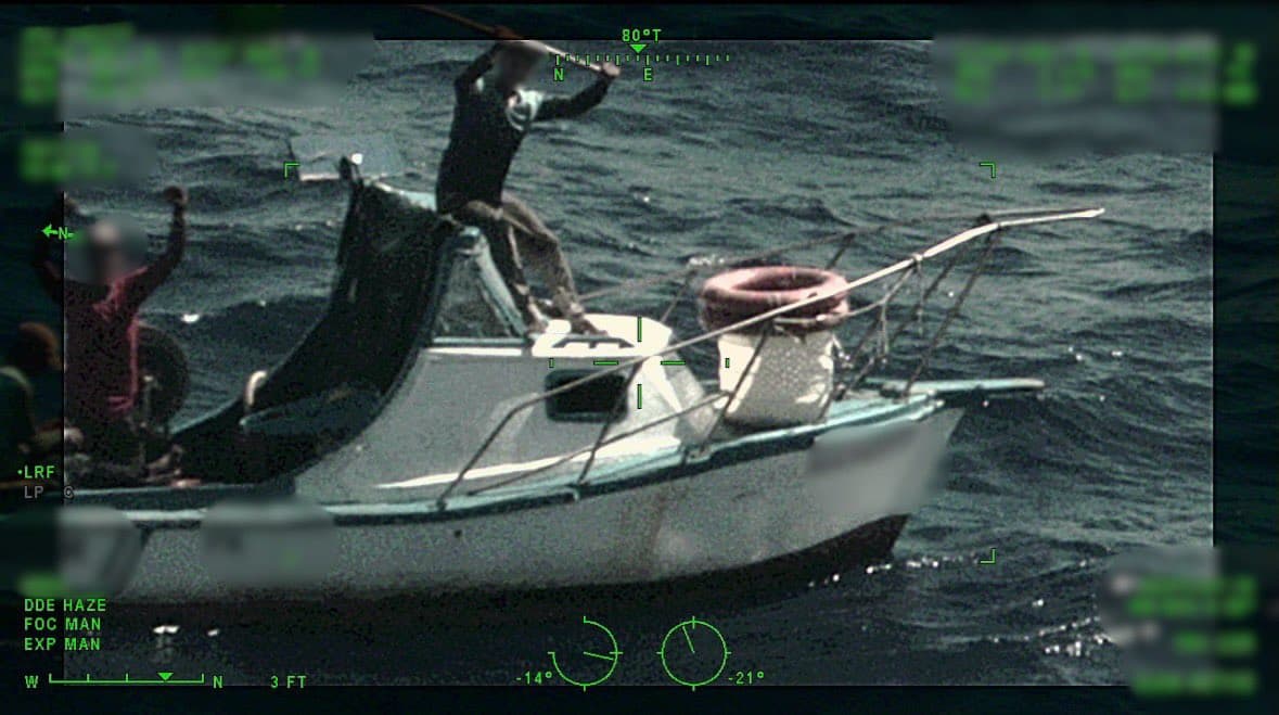 Las operaciones incluyeron la detención de 
<b>tres hombres cubanos en una embarcación rústica </b>al suroeste de Cay Sal y el 
<b>auxilio a cuatro personas que viajaban en un pesquero cubano averiado</b>, a unas 46 millas al sureste de Key West. Posteriormente, 
<b>uno de ellos fue trasladado a tierra</b> para recibir atención médica especializada.