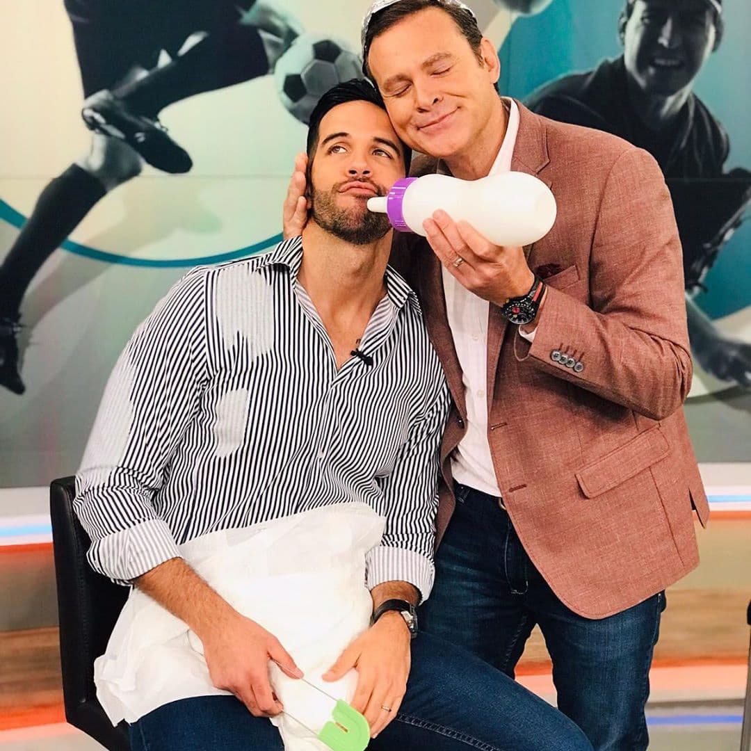 Yisus y Alan Tacher apostaron en un partido de fútbol y este fue el resultado: el chef del programa tuvo que salir a la calle en pañal a que una persona le diera biberón. Como esa, muchas travesuras más han hecho nuestros conductores.