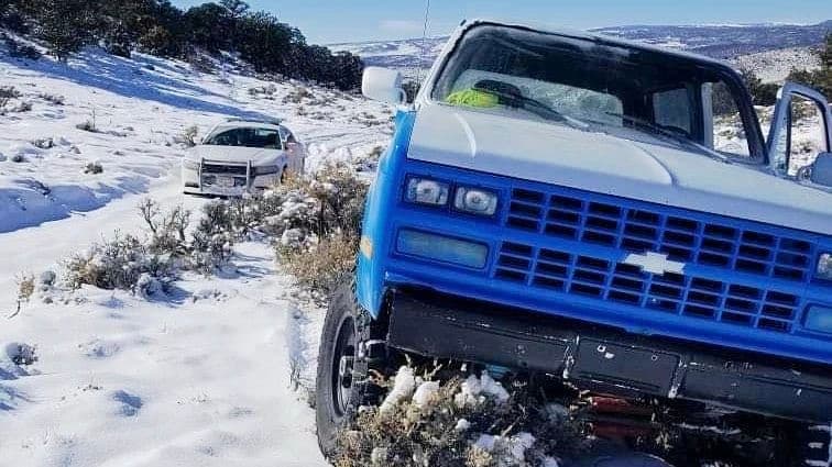 Sospechoso de DUI queda atascado en la nieve al tratar de huir de la policía