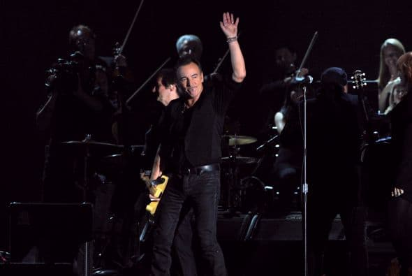 La ceremonia de los premios GRAMMY se volvió emotiva al recordar a la cantante Whitney Houston.