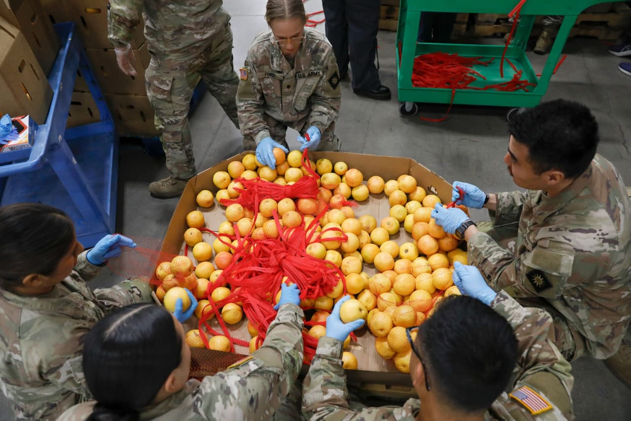 El despliegue, anunciado el 22 de octubre por el gobernador Gavin Newsom, busca contrarrestar las demoras en la asignación de fondos federales para el programa SNAP (Supplemental Nutrition Assistance Program, conocido en California como CalFresh), que afecta a 5.5 millones de residentes del estado.