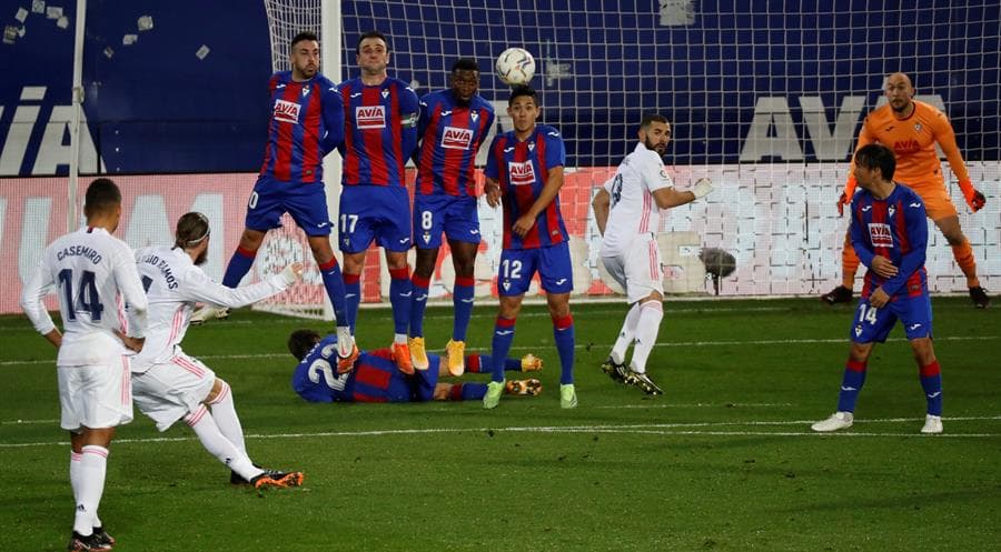 Real Madrid se impone ante el Eibar 3-1 en la Jornada 14 de LaLiga. Karim Benzemá abrió el marcador al minuto 6, cuando seguido cayó el gol de su compañero Luka Modric. Kike García, al minuto 28, anotaba el único tanto para los 'Armeros' y es hasta el minuto 92 cuando Lucas Vázquez pone la cereza en el pastel para el triunfo del equipo merengue.