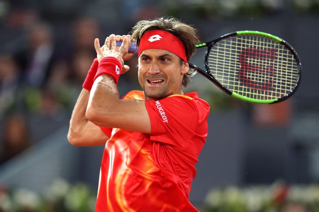 Este miércoles 8 de mayo de 2019 el tenista español David Ferrer se despidió oficialmente del tenis. El nacido en Alicante ganó 27 torneos a lo largo de su carrera, le fue esquivo un Grand Slam al quedarse en la Final del Abierto de Francia de 2013. Se apoderó con España de tres títulos de Copa Davis y será recordado como una de las raquetas más competitivas y profesionales de las últimas dos décadas. Ganó el 66.1 por ciento de sus matches. Estas son las imágenes de su último juego como profesional ante Alex Zverev en el Abierto de Madrid.
