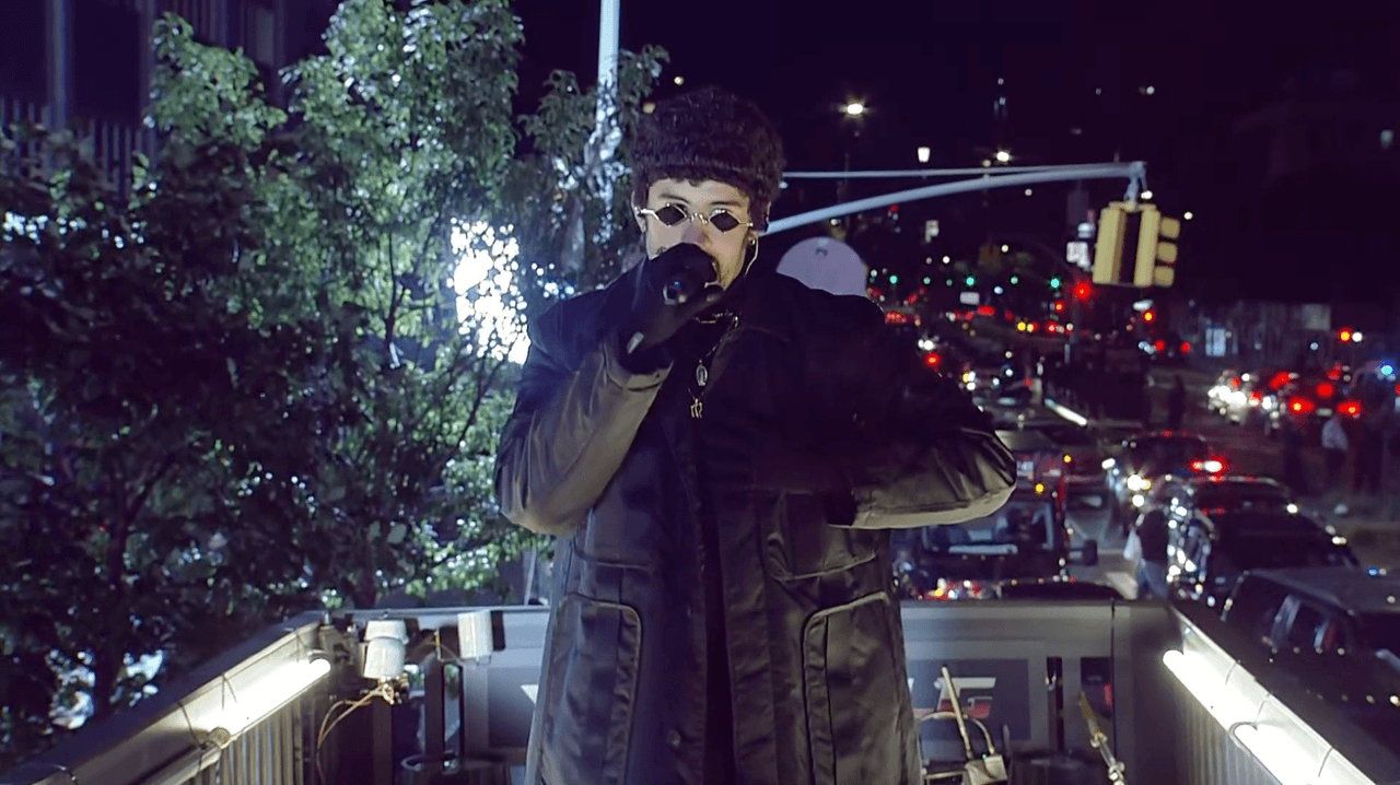 El camión llegó hasta el Hospital Harlem, donde
<b>Bad Bunny</b> cerró el show y agradeció al personal de salud que a diario se expone para el bienestar de todos.