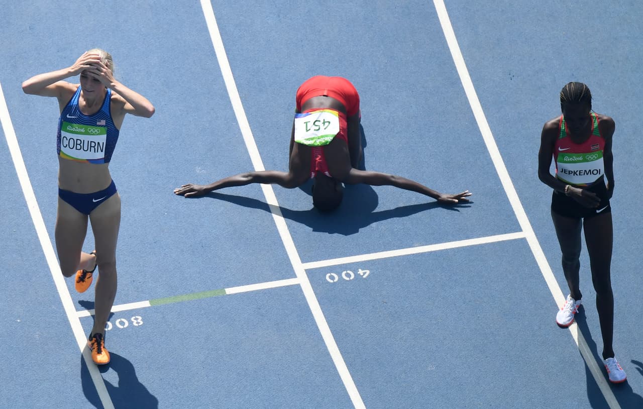 Al finalizar la carrera, Ruth Jebet celebra la victoria besando la pista del estadio olímpico de Río.