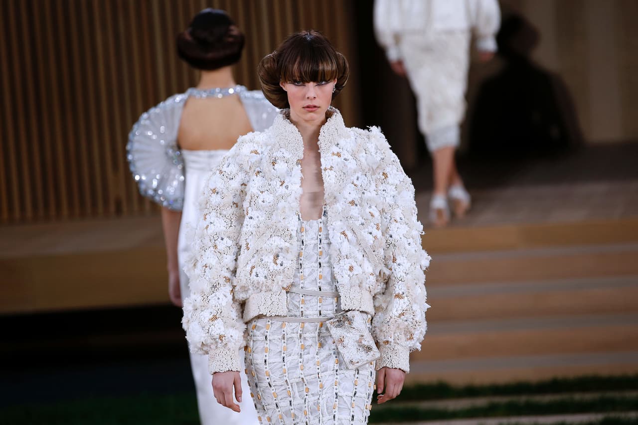 La marca francesa combina alta tecnología con tradición artesanal. En esta chaqueta tipo bomber, tan de moda por estos días, se puede ver el trabajo combinado de impresión 3D, que es lo que da el volumen, con las flores bordadas a mano.