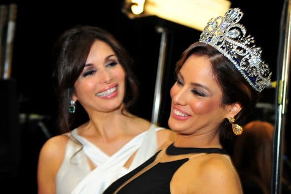 ¡Cuidado con mostrar demás! Nos colamos detrás de cámaras y pudimos captar una que otra piernita y uno que otro escote. ¡Taco de ojo caballeros!