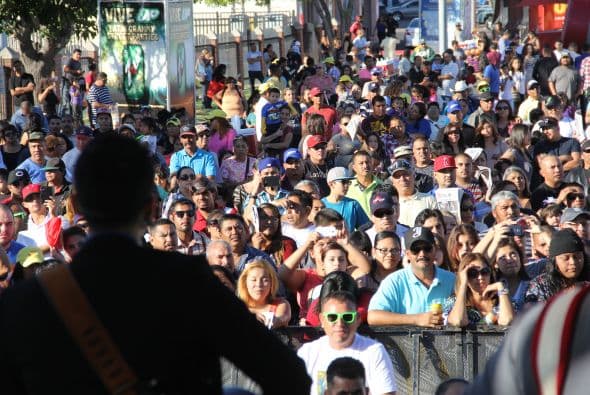 “ Los Canarios de Michoacán” pusieron a bailar a cientos de Arizoneneses en los Latin Grammy Street Parties en Phoenix, quienes no pudieron resistirse al carismático grupo de música regional mexicana, su sonido único del arpa y a sus conocidos sencillos. 