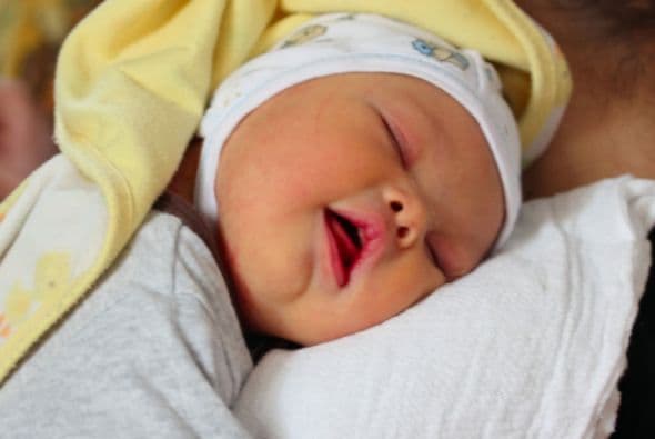 El pequeño Leo nació con síndrome de Down.  Su padre decidió quedarse con el niño a pesar de que su esposa le pidió el divorcio por quedárselo.