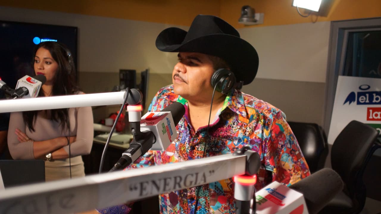 Chuy Lizarraga estreno su canción 'Casada o no' al lado de 'El Bueno, La Mala y El Feo'.