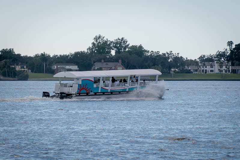 El costo del viaje es de 8 dólares.Pero hay precios especiales: niños de cuatro a 12 años pagan $5 y personas mayores de 55 años $6; mientras que los menores de tres años no pagan.