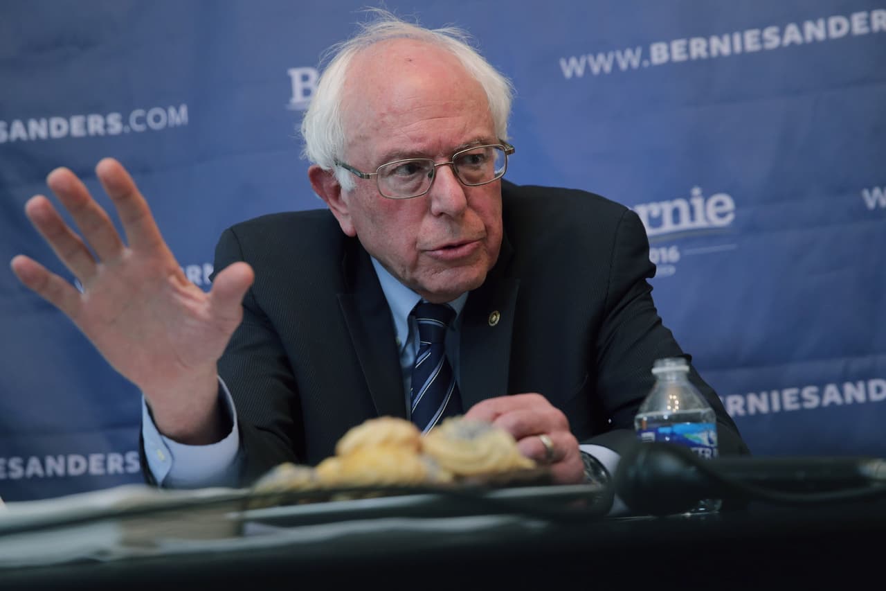 Campaña de Sanders demanda al comité demócrata por bloquearle el acceso a su base de datos