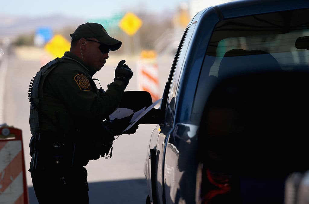Alrededor de media docena de hombres han reaparecido vivos y golpeados salvajemente. Conductores de autobuses de viaje entre San Antonio a Monterrey han optado por evitar esa carretera. También cuentan que "los malitos" les cobran una cuota por transitar por ella.