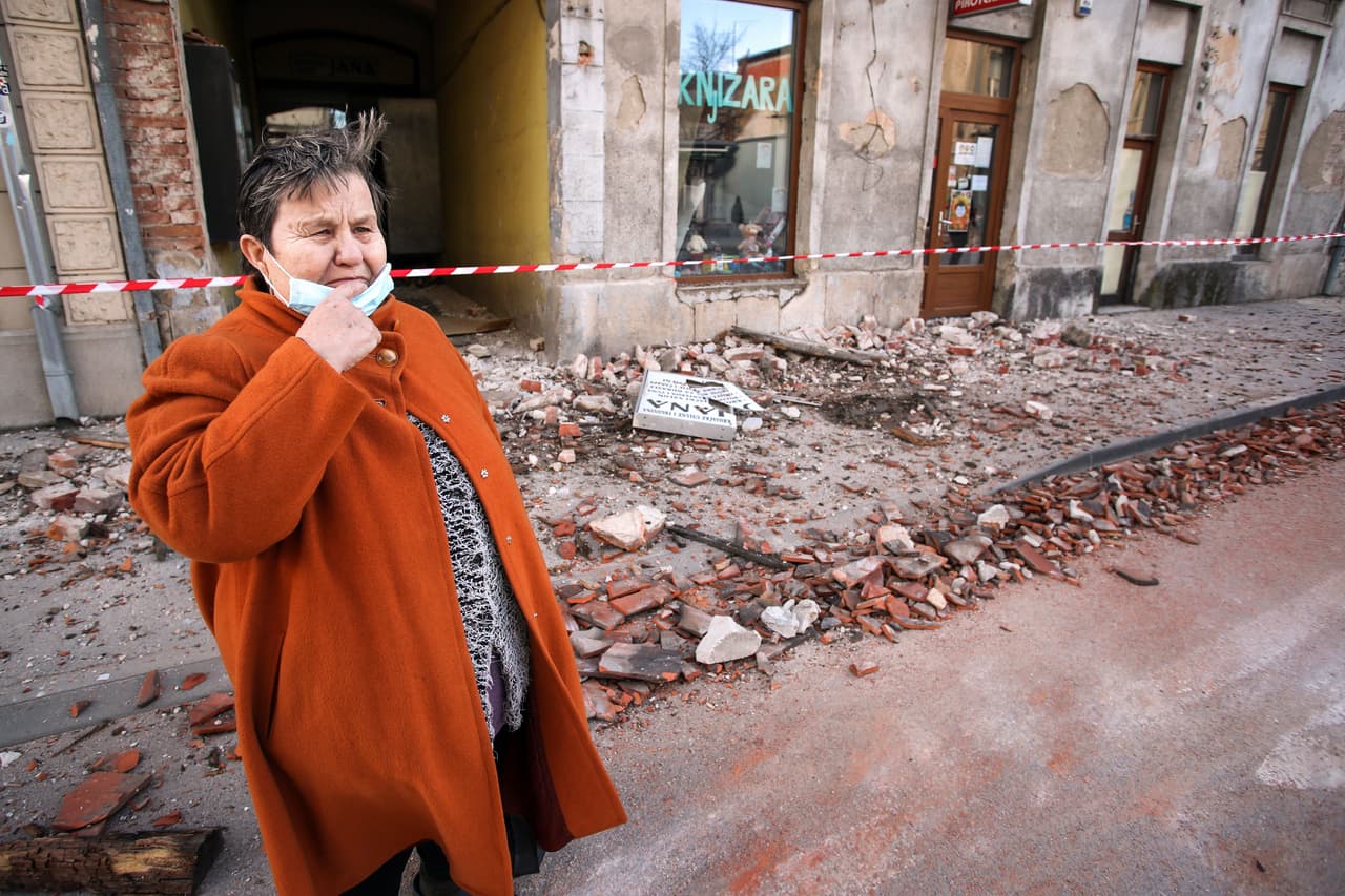 Una mujer llora al apreciar el desastre provocado por el sismo que ha dejado a muchas partes de la región sin electricidad y agua potable, por lo que miles de personas han tenido que ser evacuadas con el miedo de que se presenten nuevas réplicas.
<br>