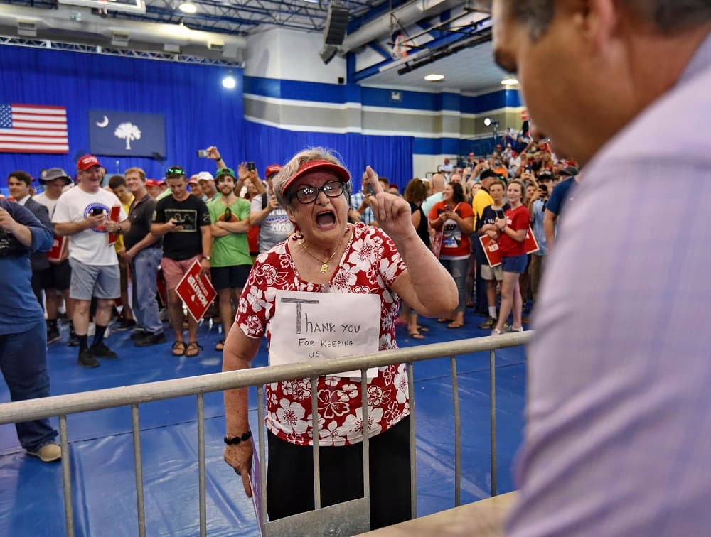 Partidarios de Trump abuchean y gritan "Vete a casa" a un reportero latino de CNN