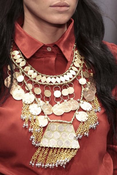 Por otro lado, Sandra Weil prefirió optar por accesorios más alegres y llamativos, siguiendo la tendencia del color dorado.