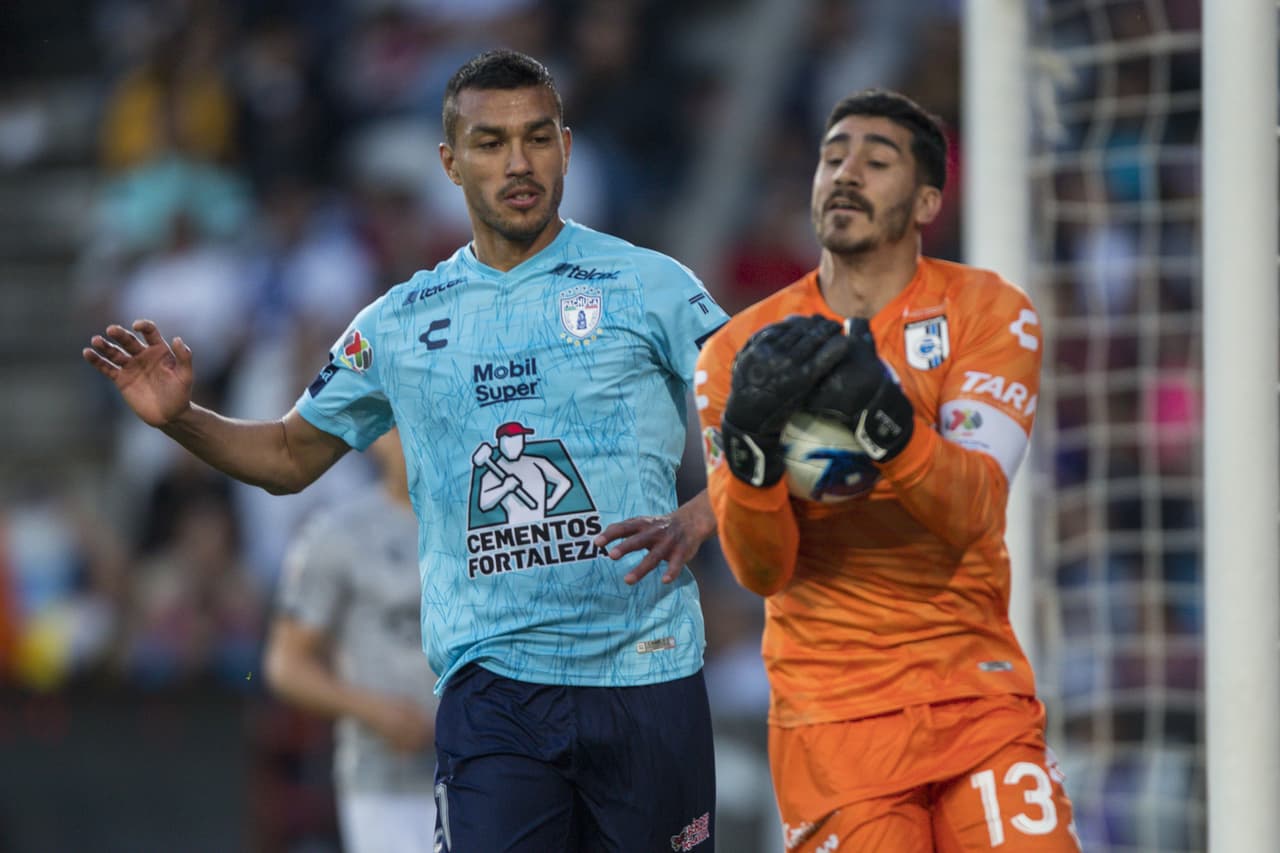 Gil Alcalá juega su área de buena manera y se queda con el esférico.